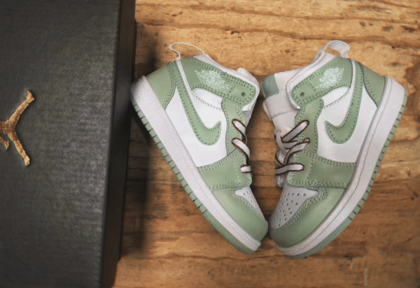 Air Jordan 1 Mid - Image 7